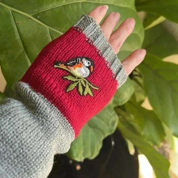 LFingerless Unbranded Women’s Hand Warmers Red Gray Knit with Robin Chick… - Picture 1 of 6